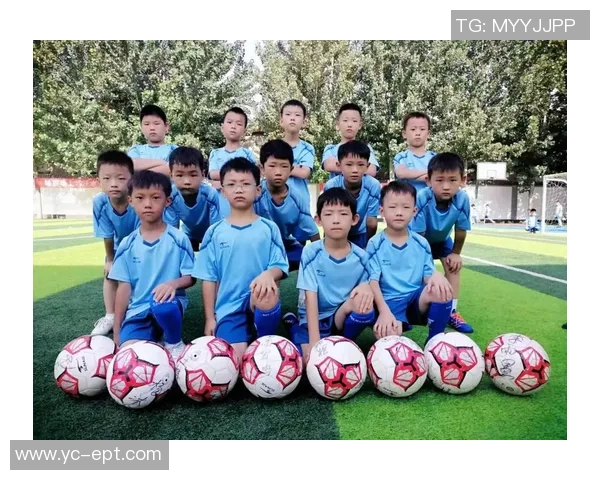 小孩目睹足球明星在绿茵场上挥洒汗水瞬间心中梦想悄然萌芽